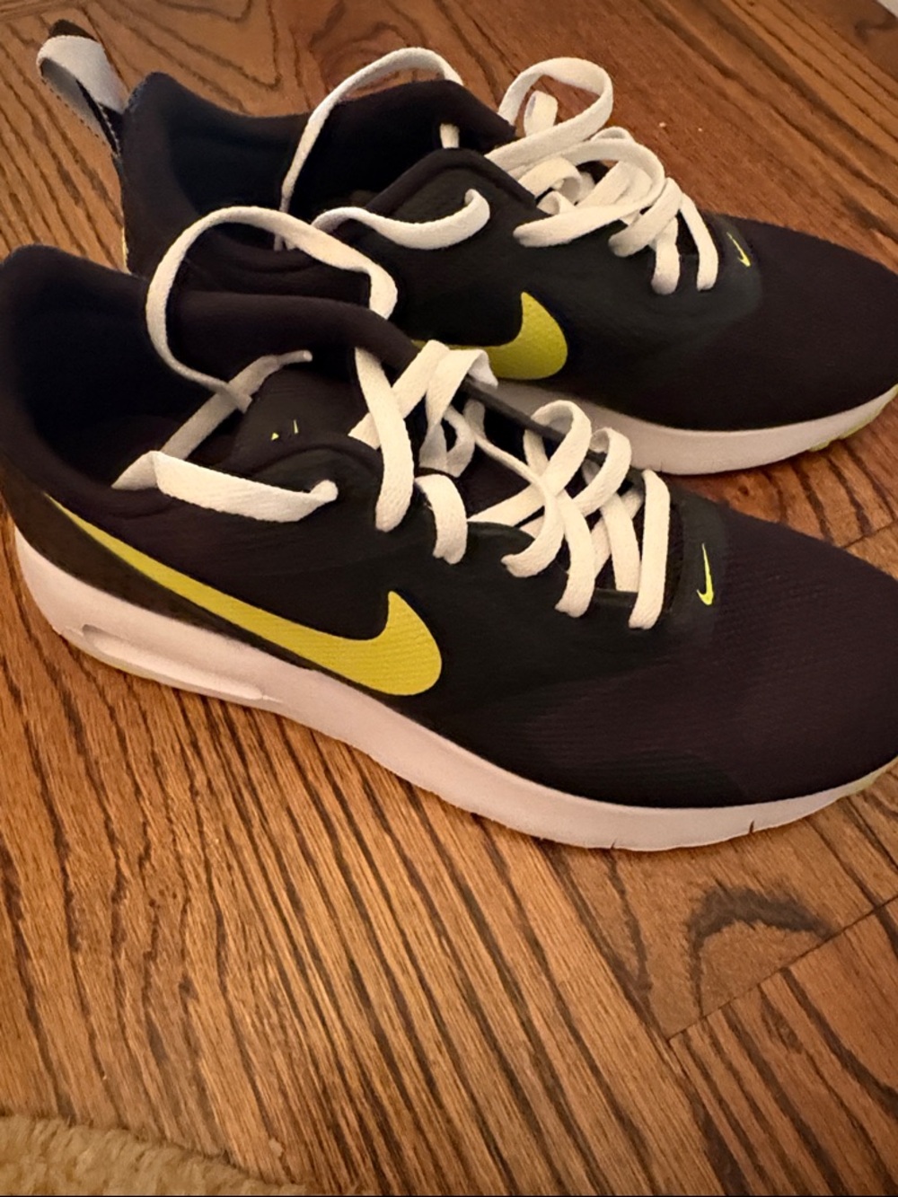 Nike youth Air Max Tavas Size 6Y